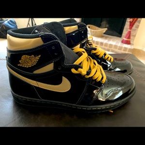 Air Jordan Retro 1 High OG Metallic Gold